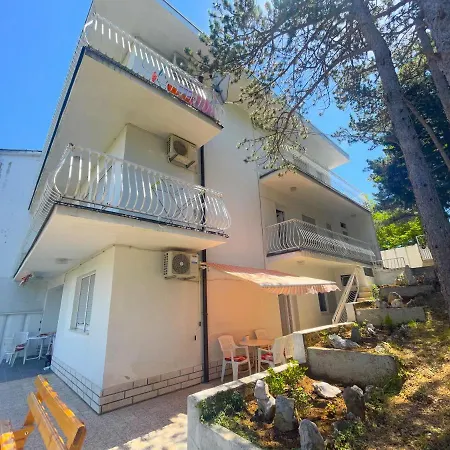 Combaj Apartman *