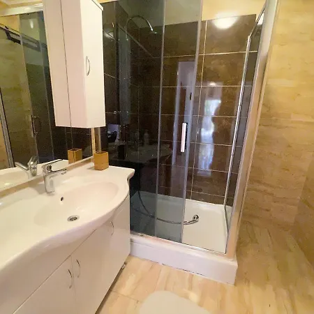 Combaj Apartman *