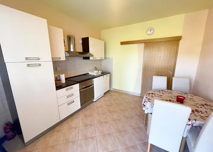 Combaj Apartament Jadranovo